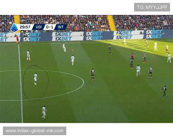 国米右路传中后点抢占高点，掀起足球战术新潮流