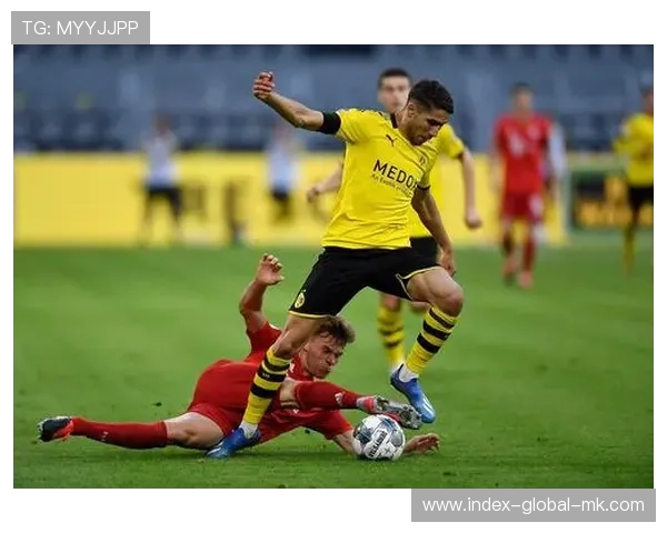 多特锋线在关键时刻展现冷静射术：一次次定格的门前艺术