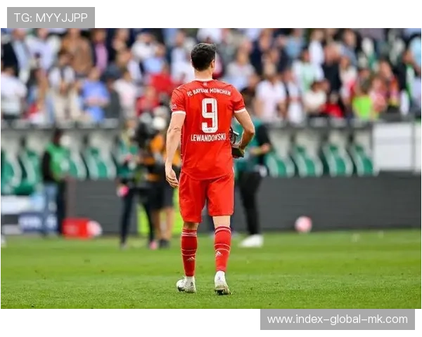 莱万远射引发门前混乱，拜仁攻势愈发猛烈