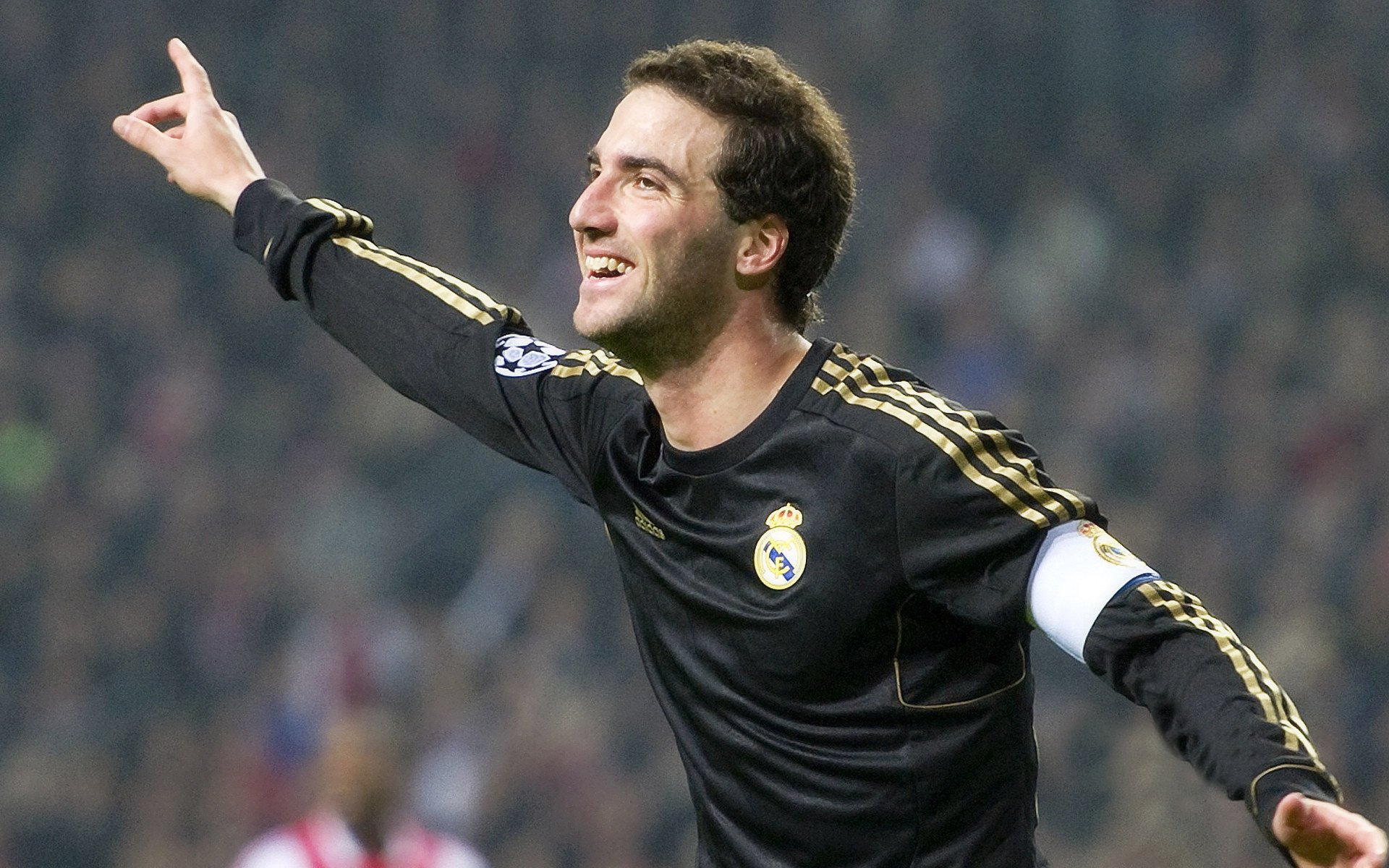 梅西助攻不断,带领阿根廷稳步挺进世界杯